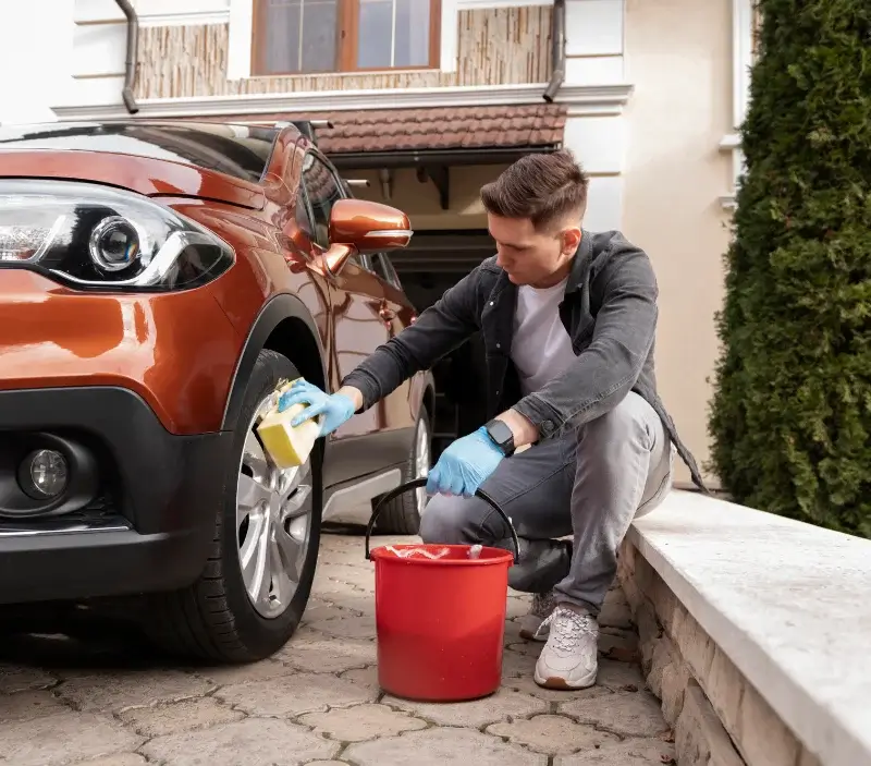 Lavage auto à domicile Saint-Martin-d'Abbat : professionnel intervenant sur un véhicule